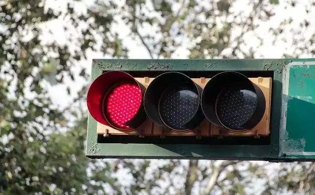 為什麼遇到一個紅燈，就會一路紅燈？還真不是運氣差